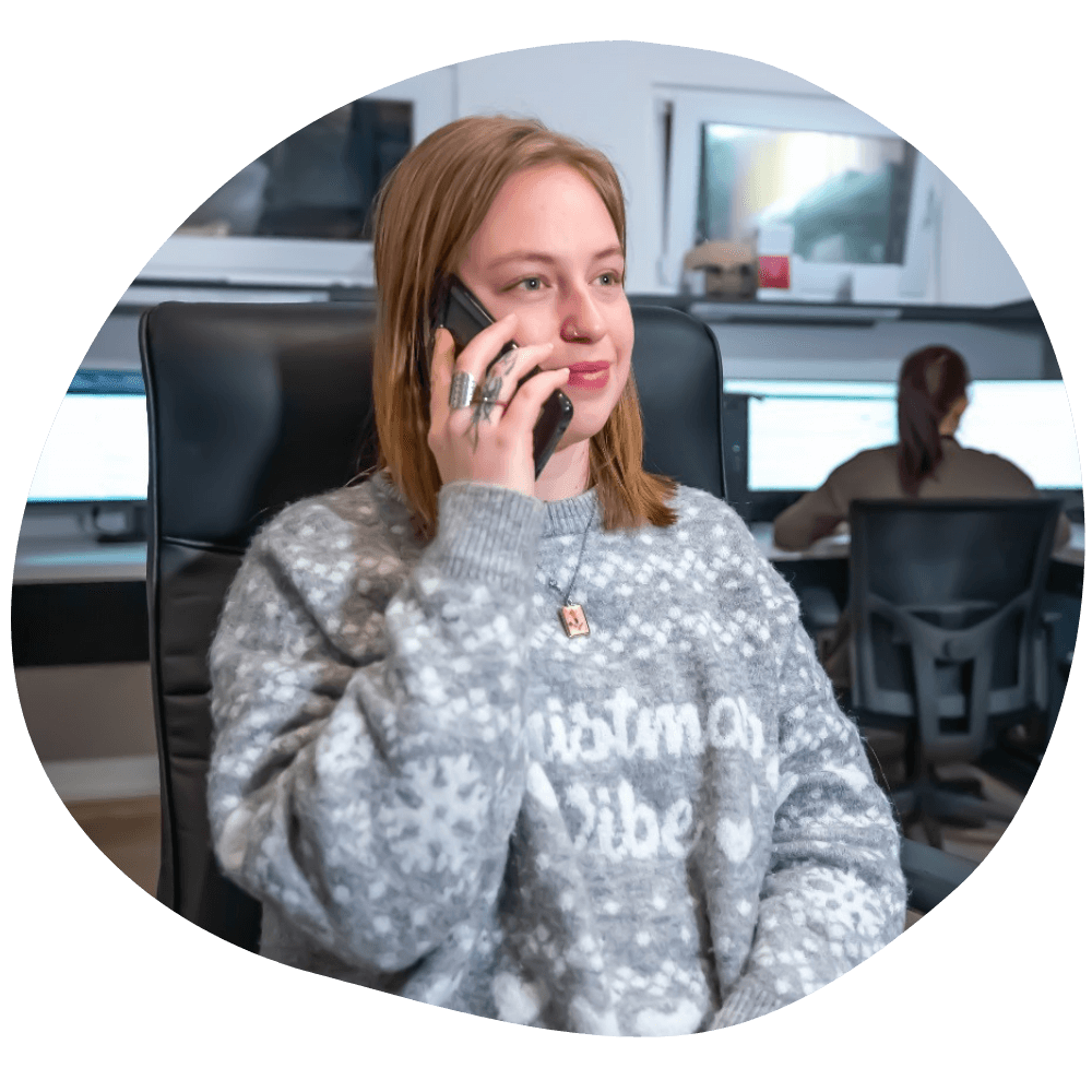 Canapuff ügyfélszolgálatos telefonon beszél az ügyféllel, fókuszban a lány