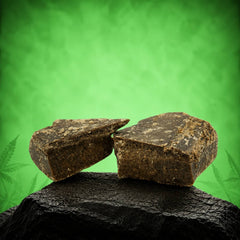 Canapuff Dry Sift Hash, két darab sötét, préselt hasis fekete kövön